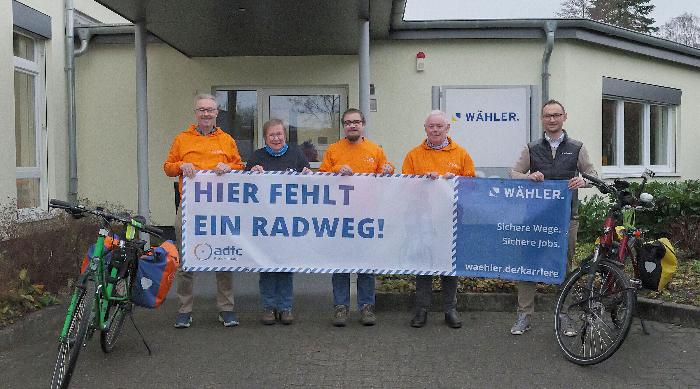 bei der Banner-Übergabe