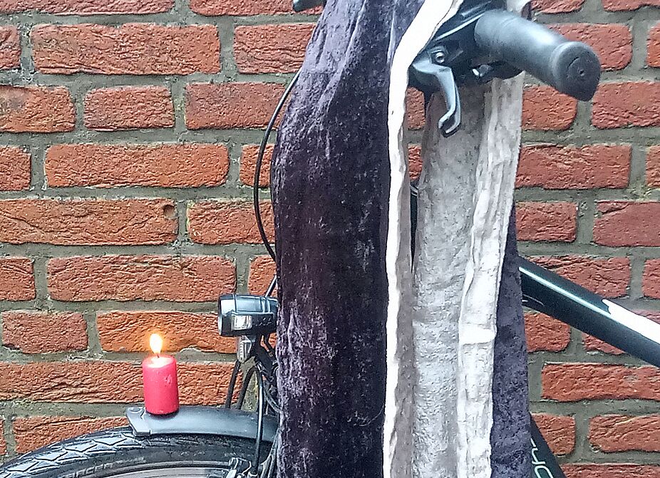 Brennende Kerze auf Schutzblech Brennende Kerze auf Schutzblech